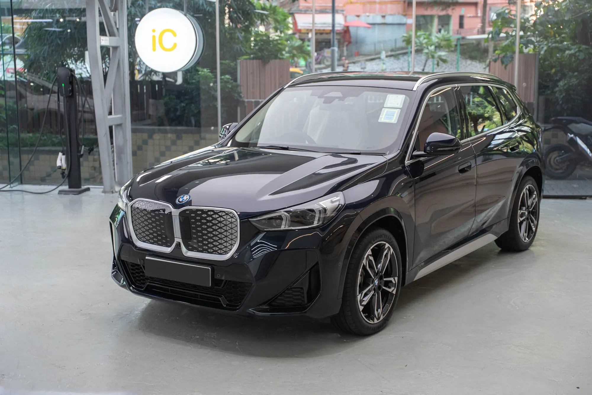 BMW iX1 L 正面三分四角度