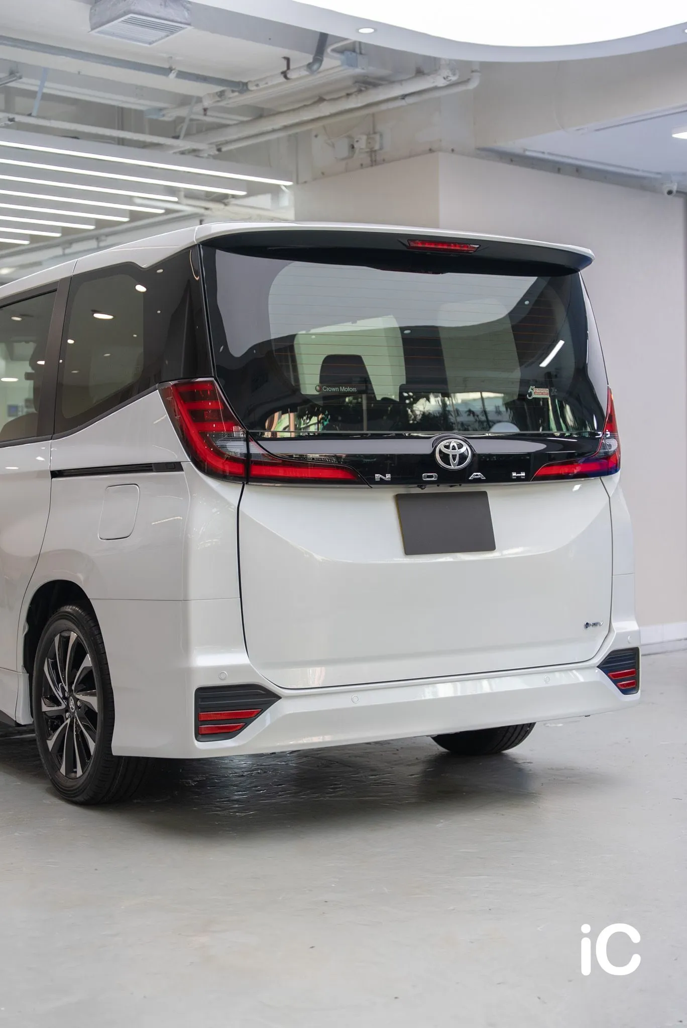Toyota NOAH White Pearl 完成 GYEON PPF 施工後的車尾與側面