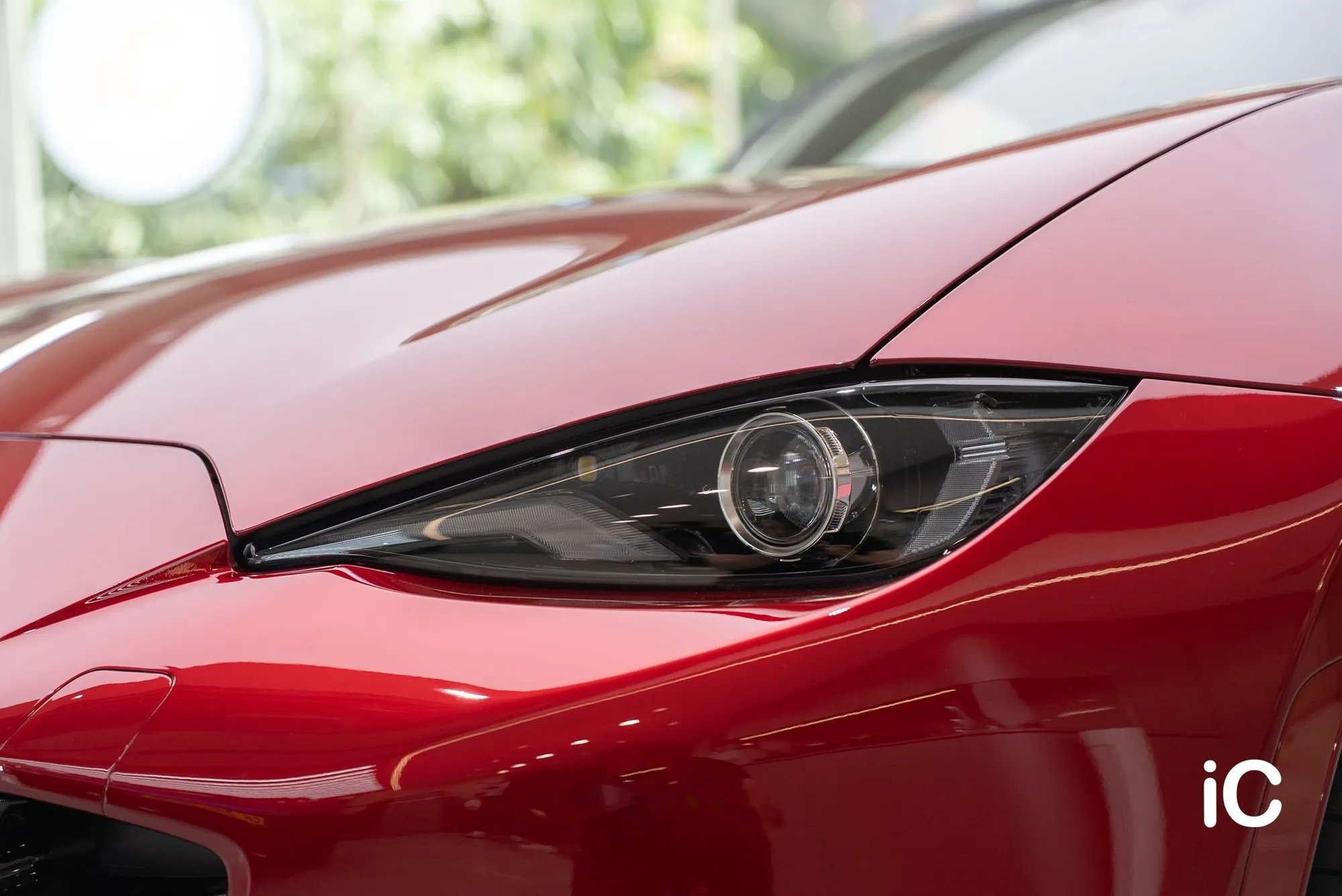 Mazda MX-5 頭燈與紅色車頭冚