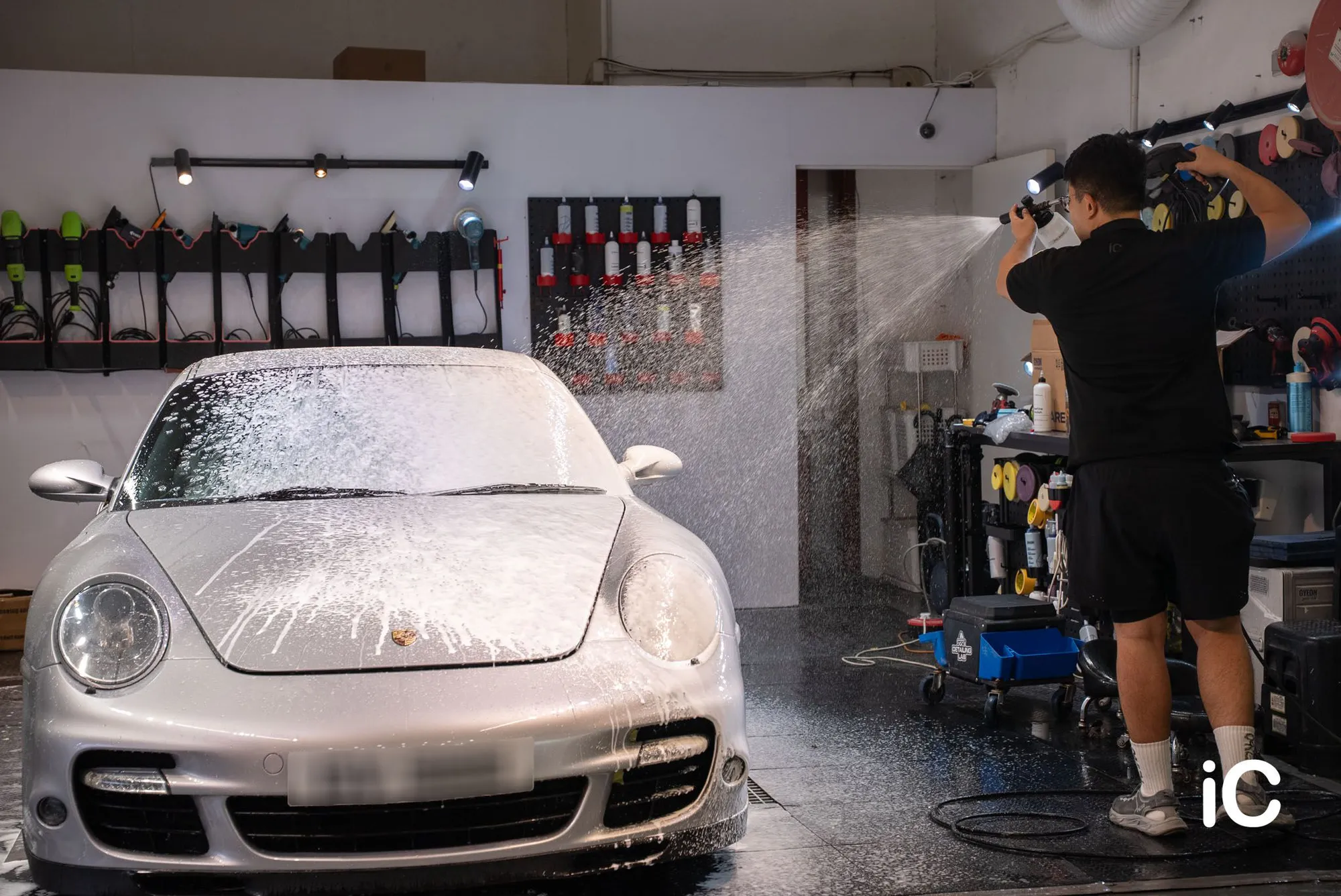 Porsche 911 施工前清洗車身