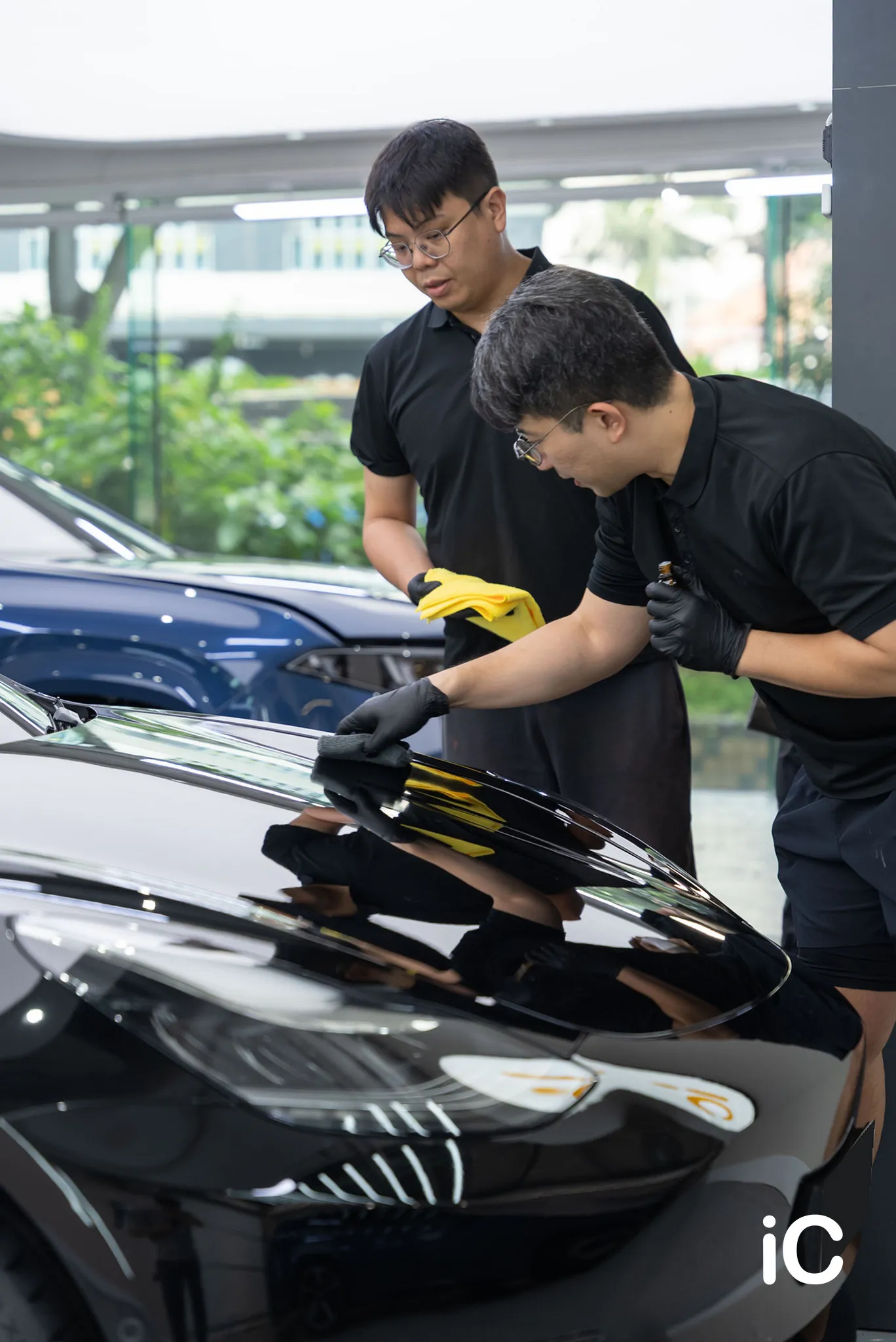 團隊開始車身鍍膜施工