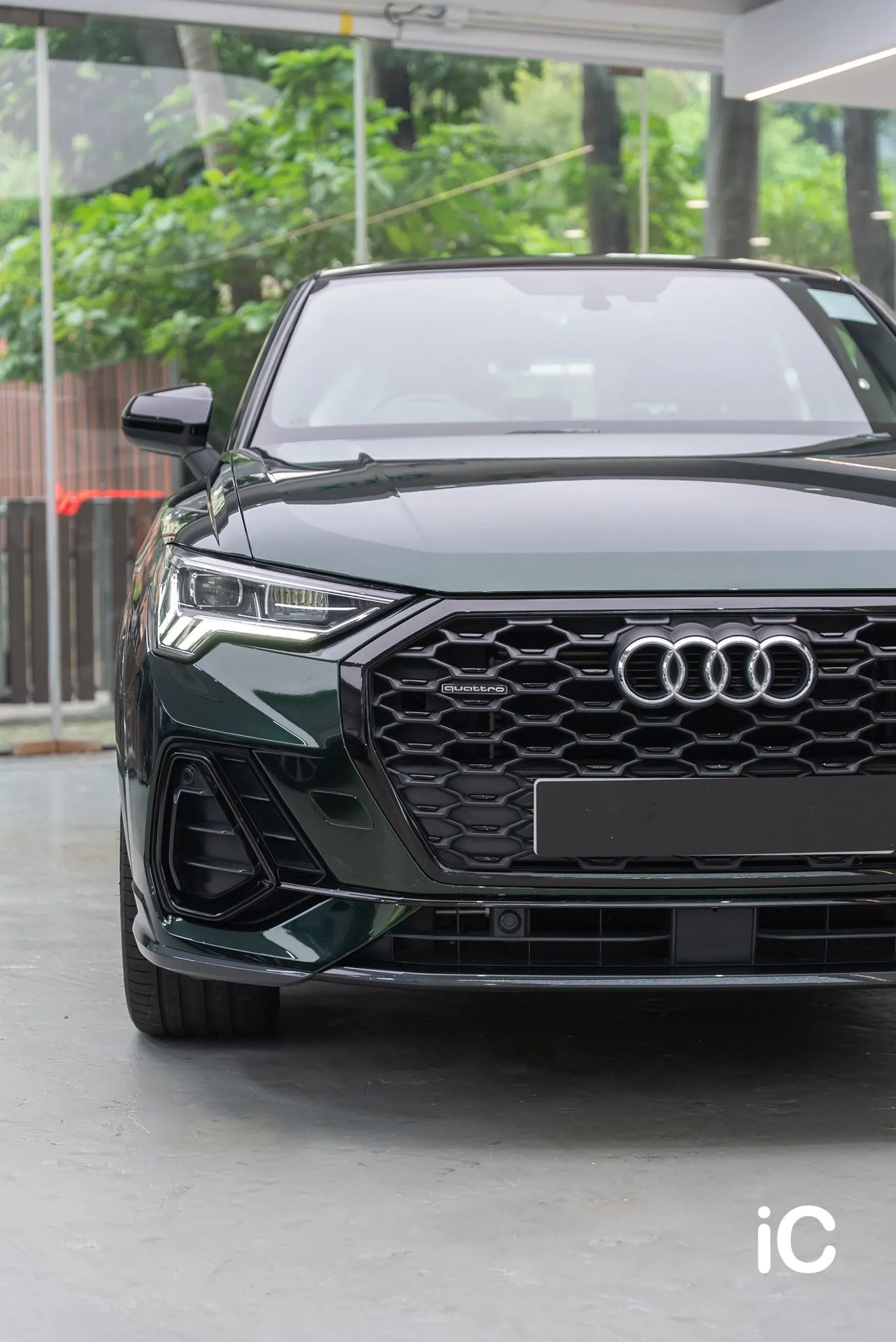 Audi Q3 正面直幅構圖