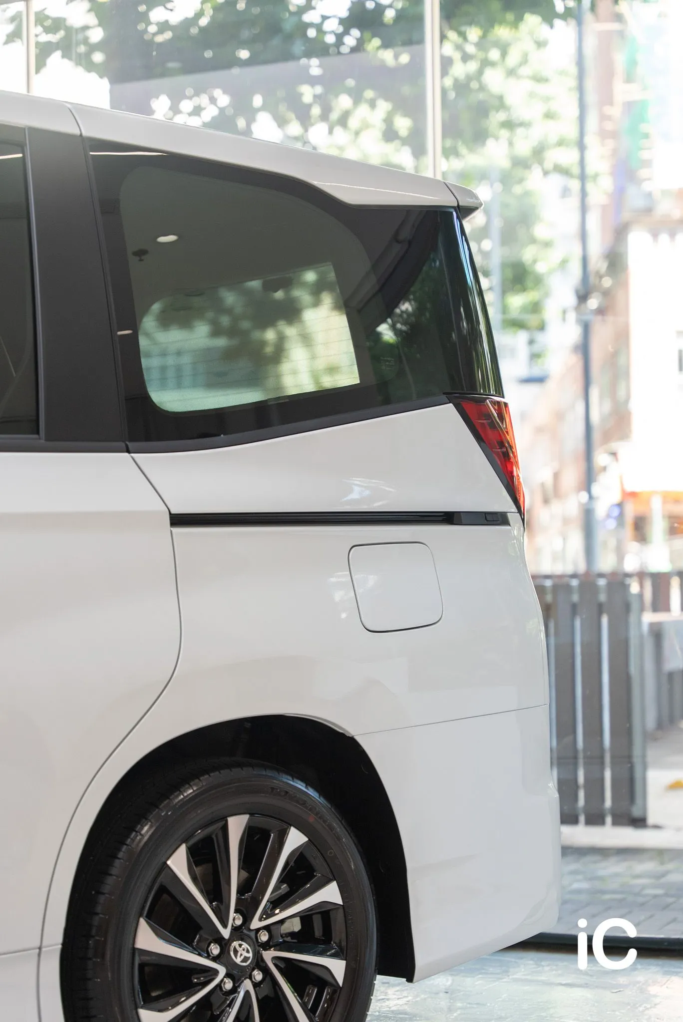 Toyota NOAH White Pearl 後側車身完成效果
