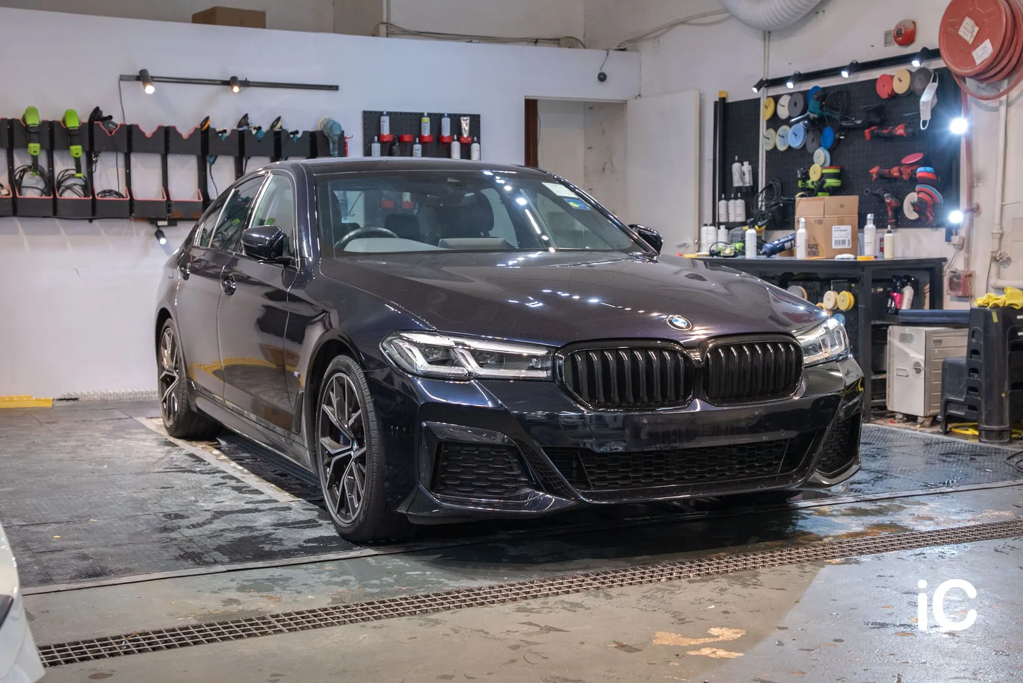 BMW THE 5 到店時的車頭及車身全景