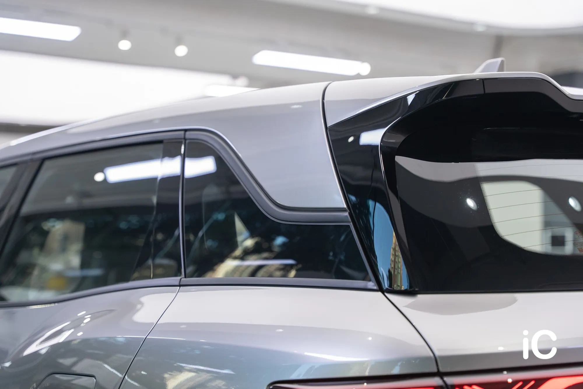 BYD ATTO 2 銀色車身與黑色車頂的側後方視角