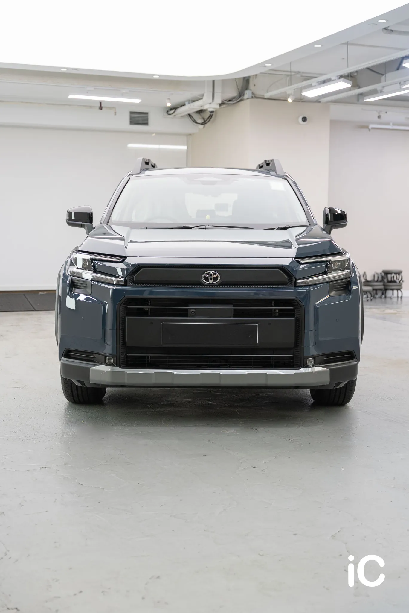 Toyota RAV4 正面完成全景，展示車頭比例、頭燈及前泵把