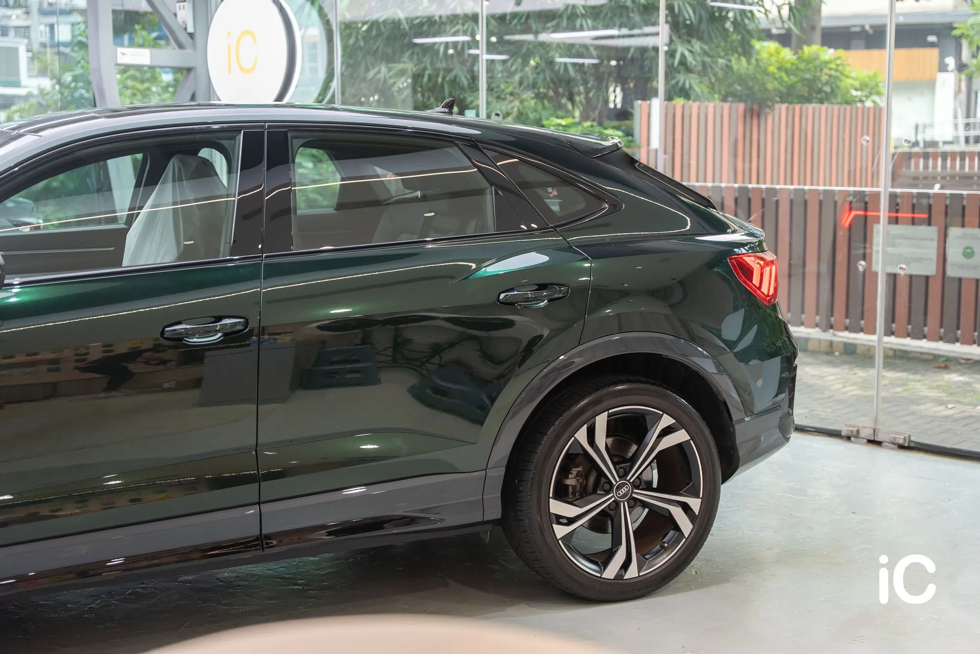 Audi Q3 另一側車身及車尾輪廓