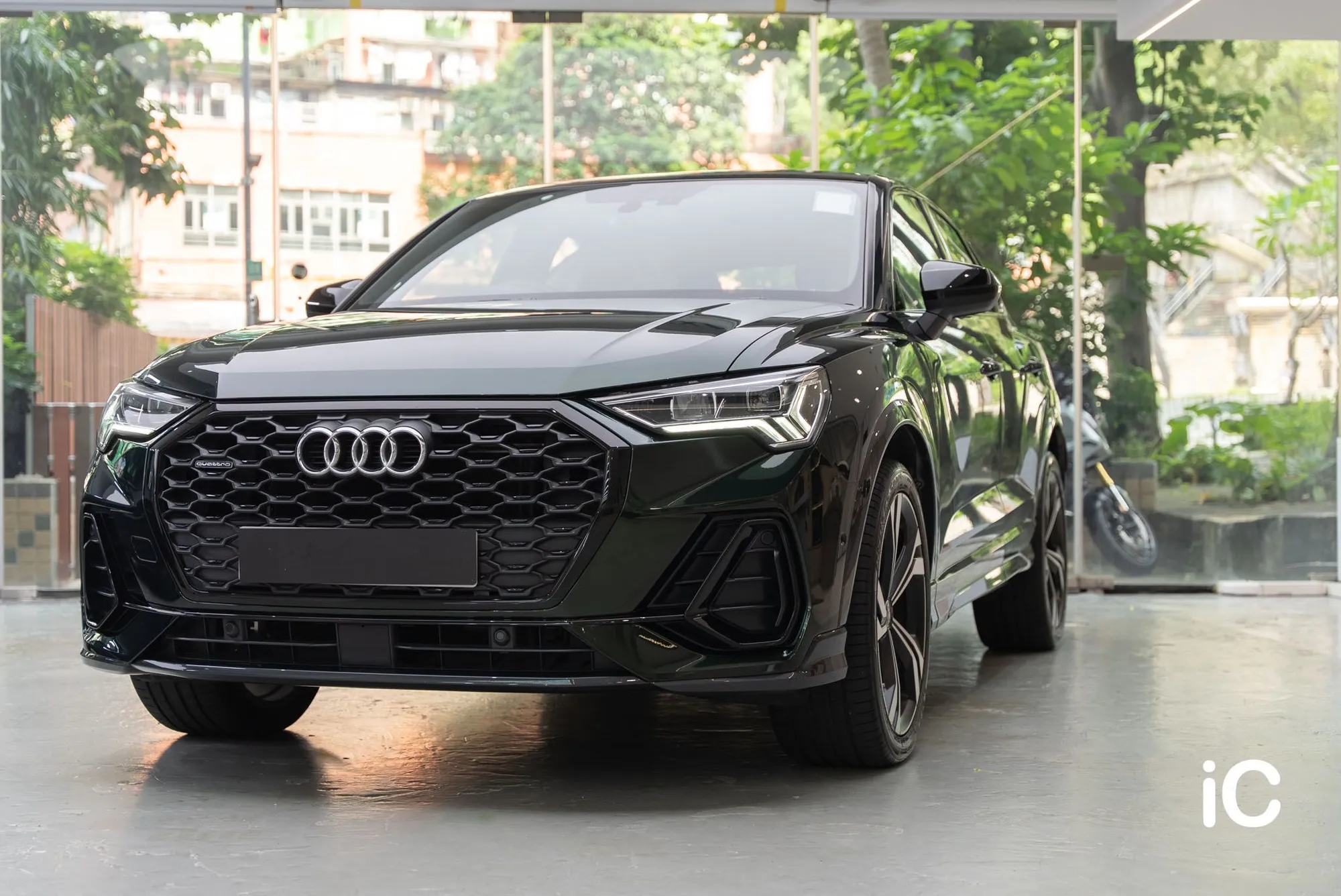 Audi Q3 車頭低角度全景