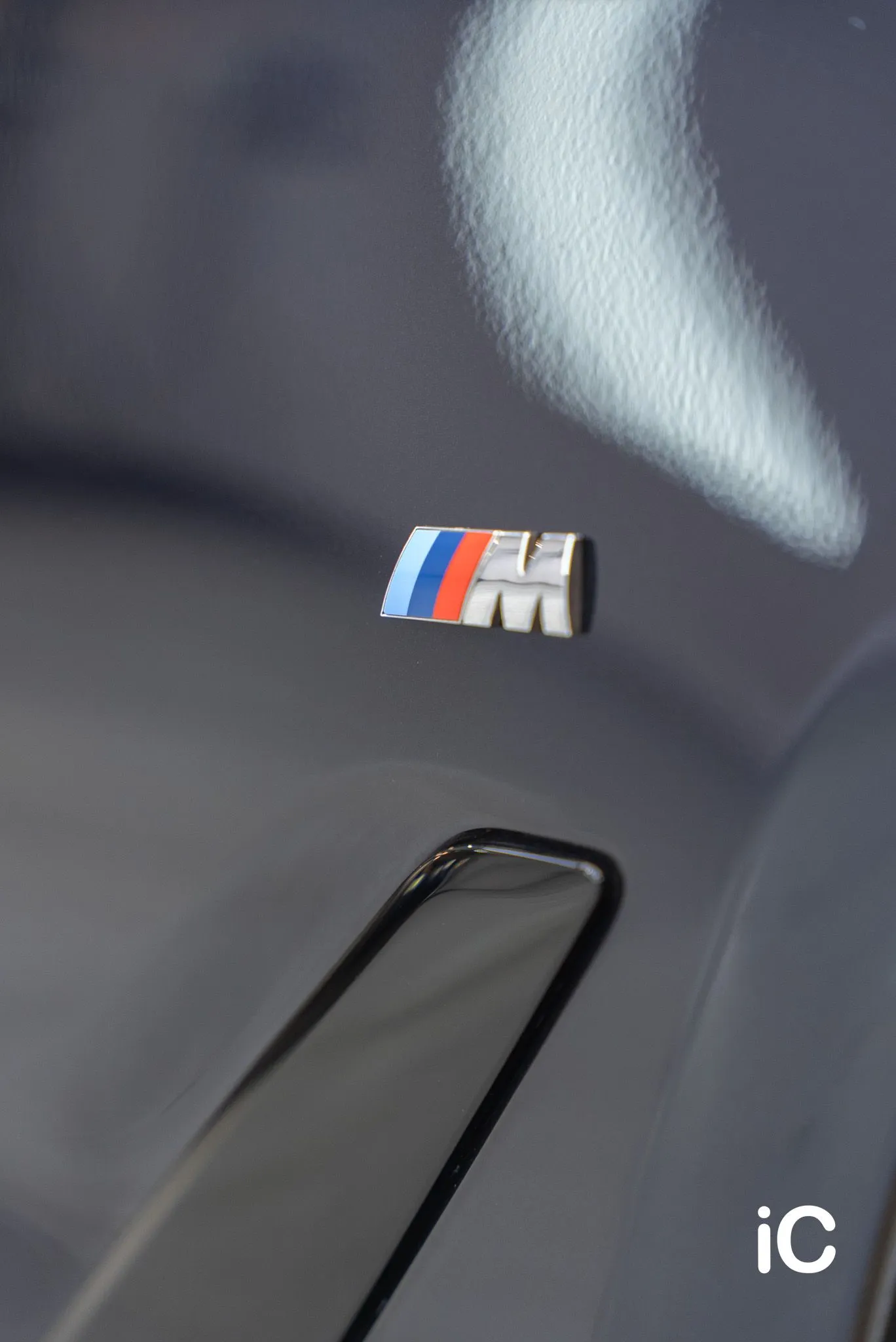 BMW THE 5 翼子板 M 標誌細節