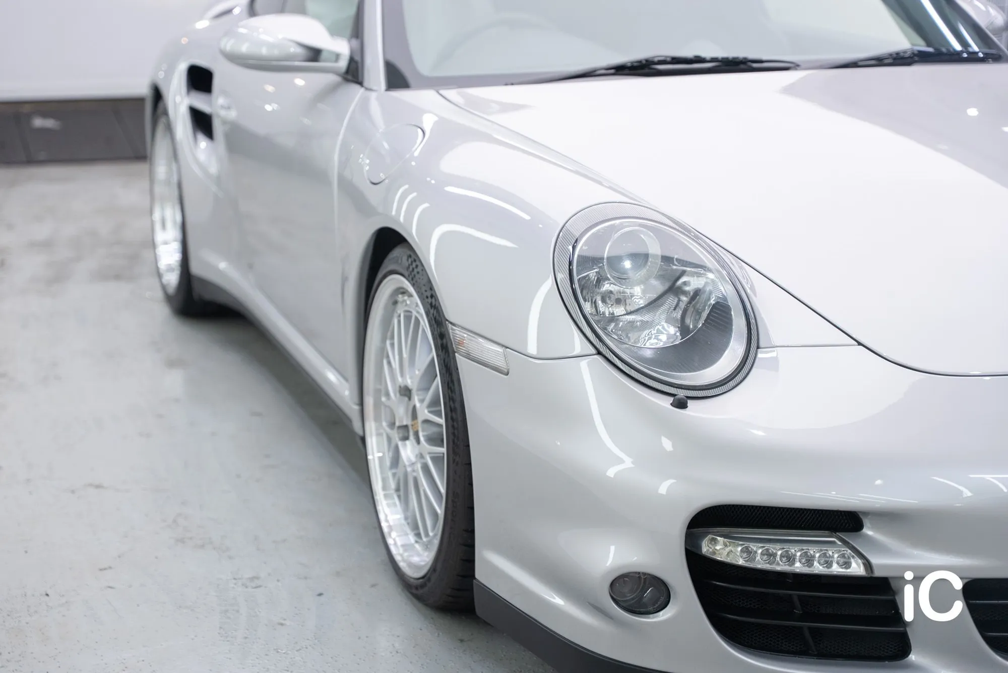 Porsche 911 完成施工後的車頭燈與前沙板