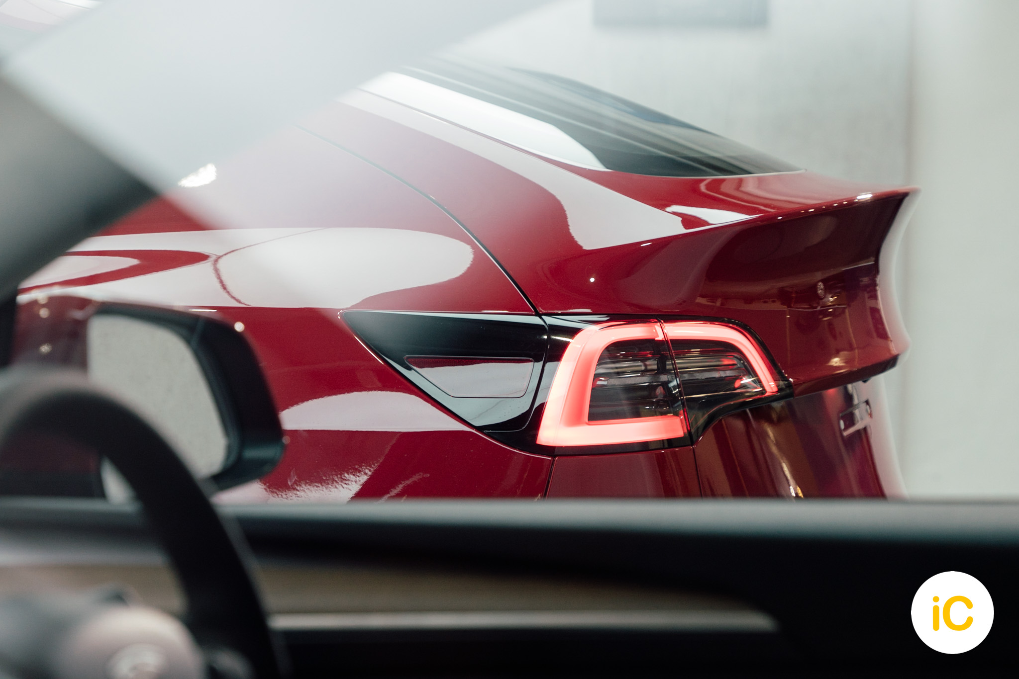 Tesla Model Y 亮紅 透明 PPF 施工作品
