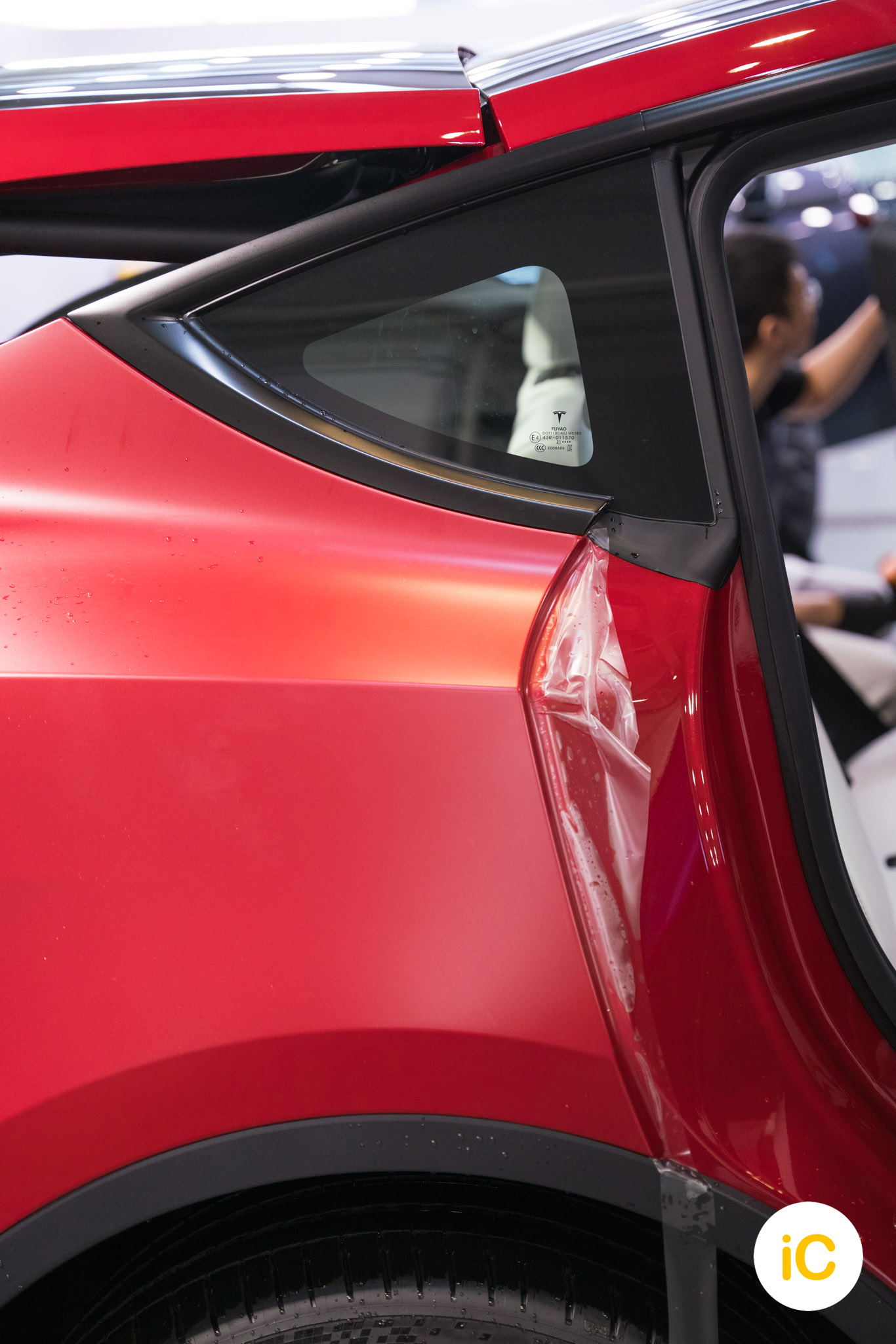 Tesla Model Y 亮紅 透明 PPF 施工作品
