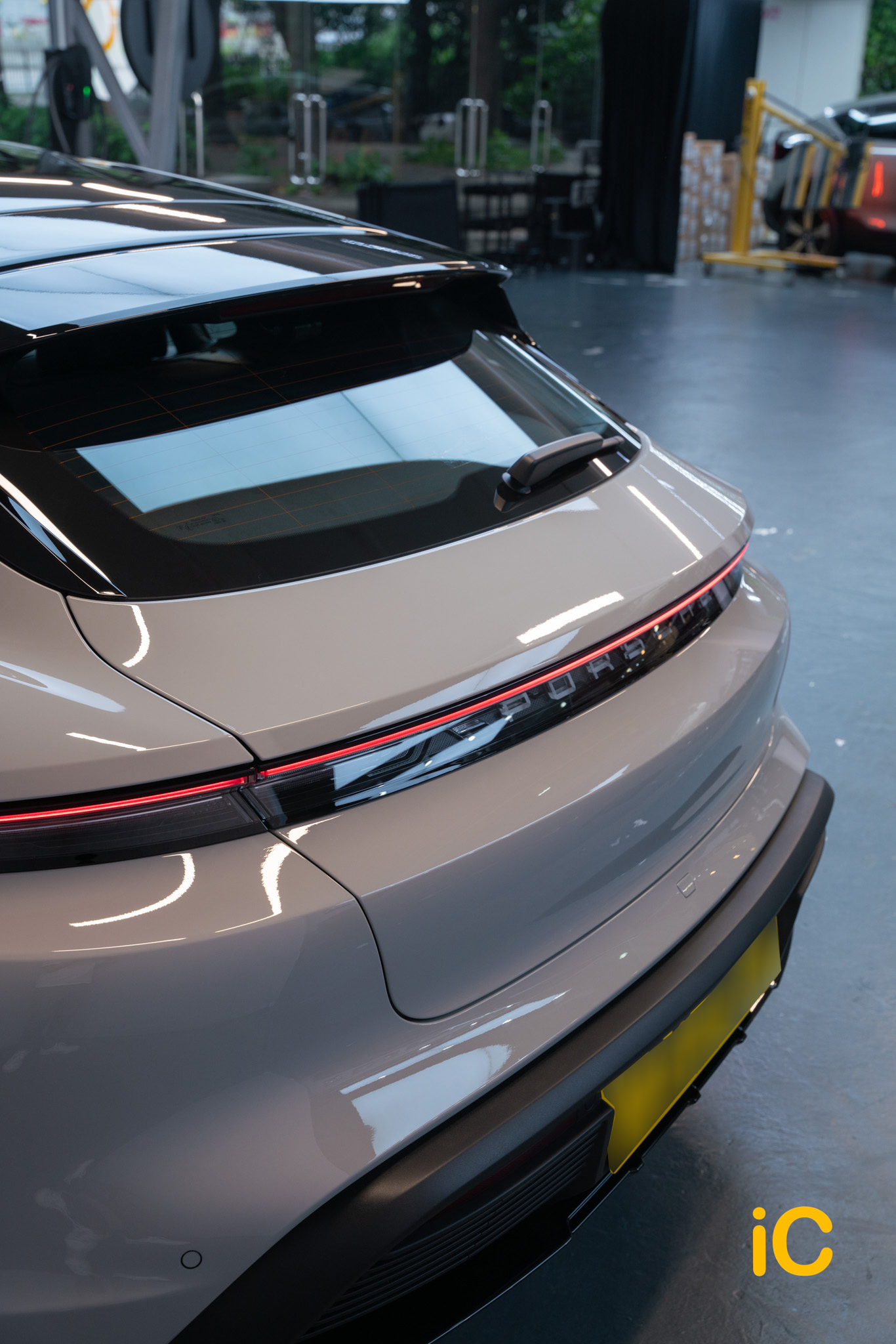 Porsche Taycan Cross Turismo 透明 PPF 施工作品