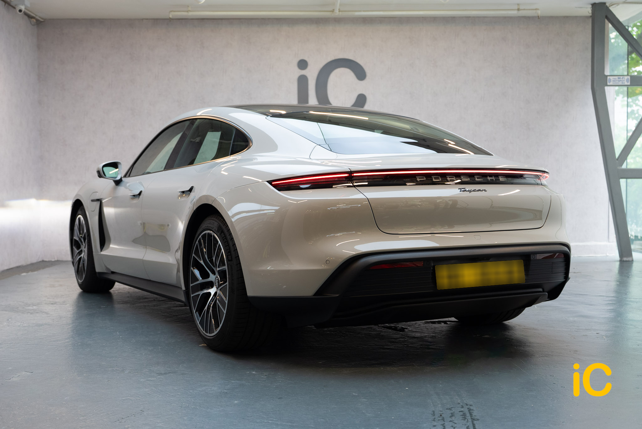 Porsche Taycan 透明 PPF 施工作品