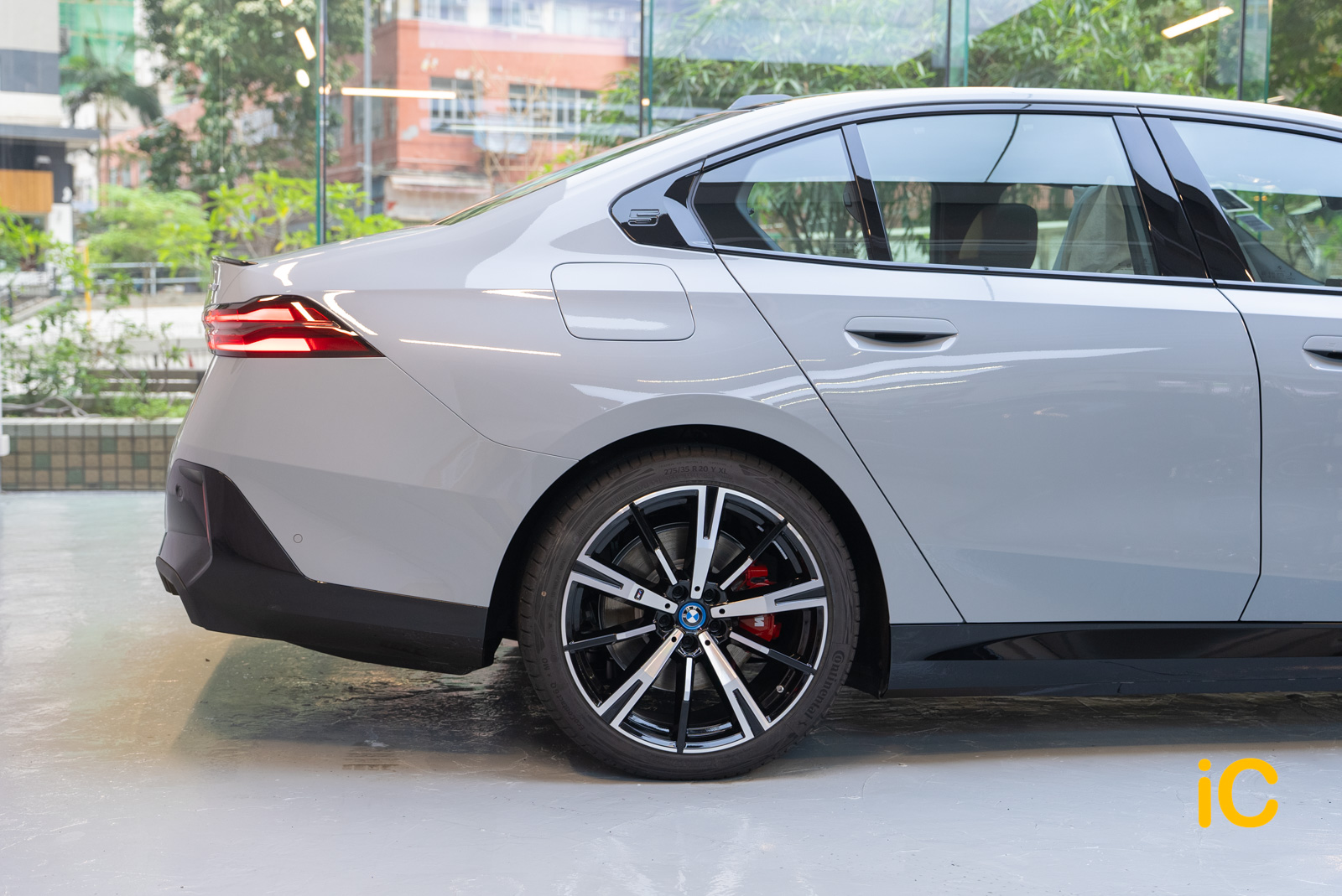 BMW i5 透明 PPF 施工作品