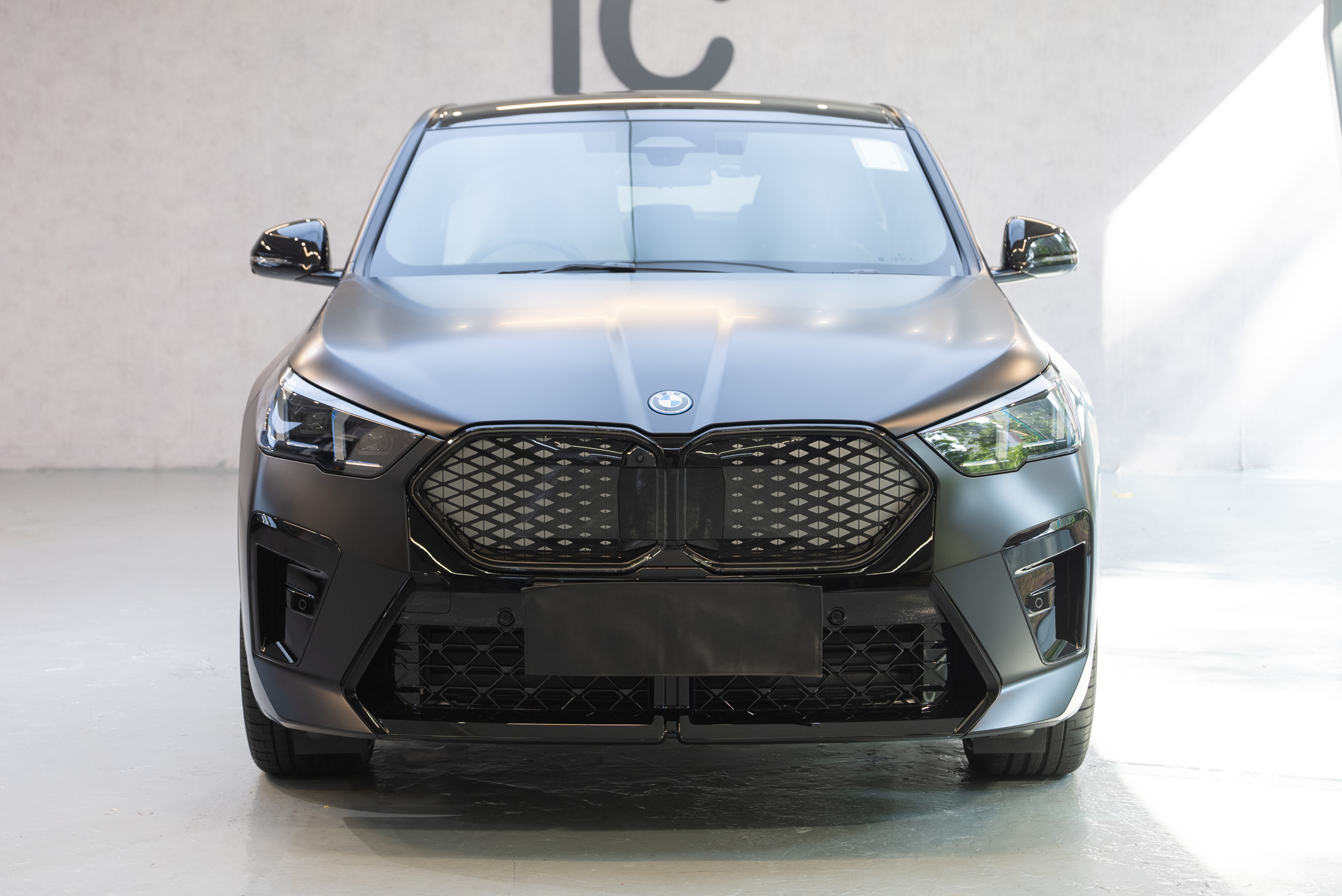 BMW iX2 透明 PPF 施工作品