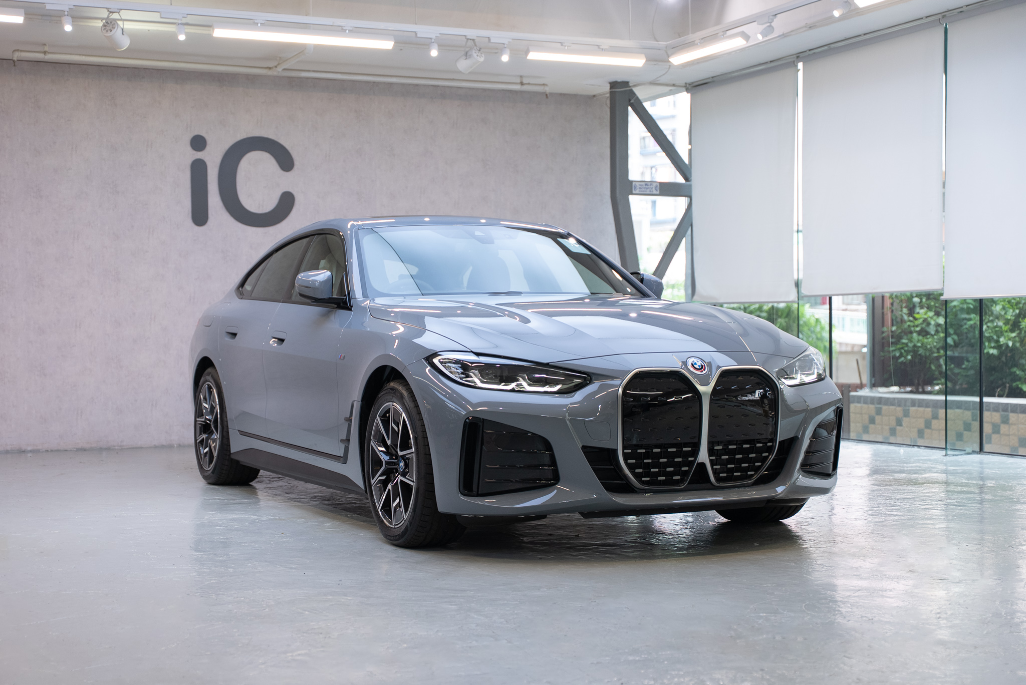 BMW i4 — Arctic Grey