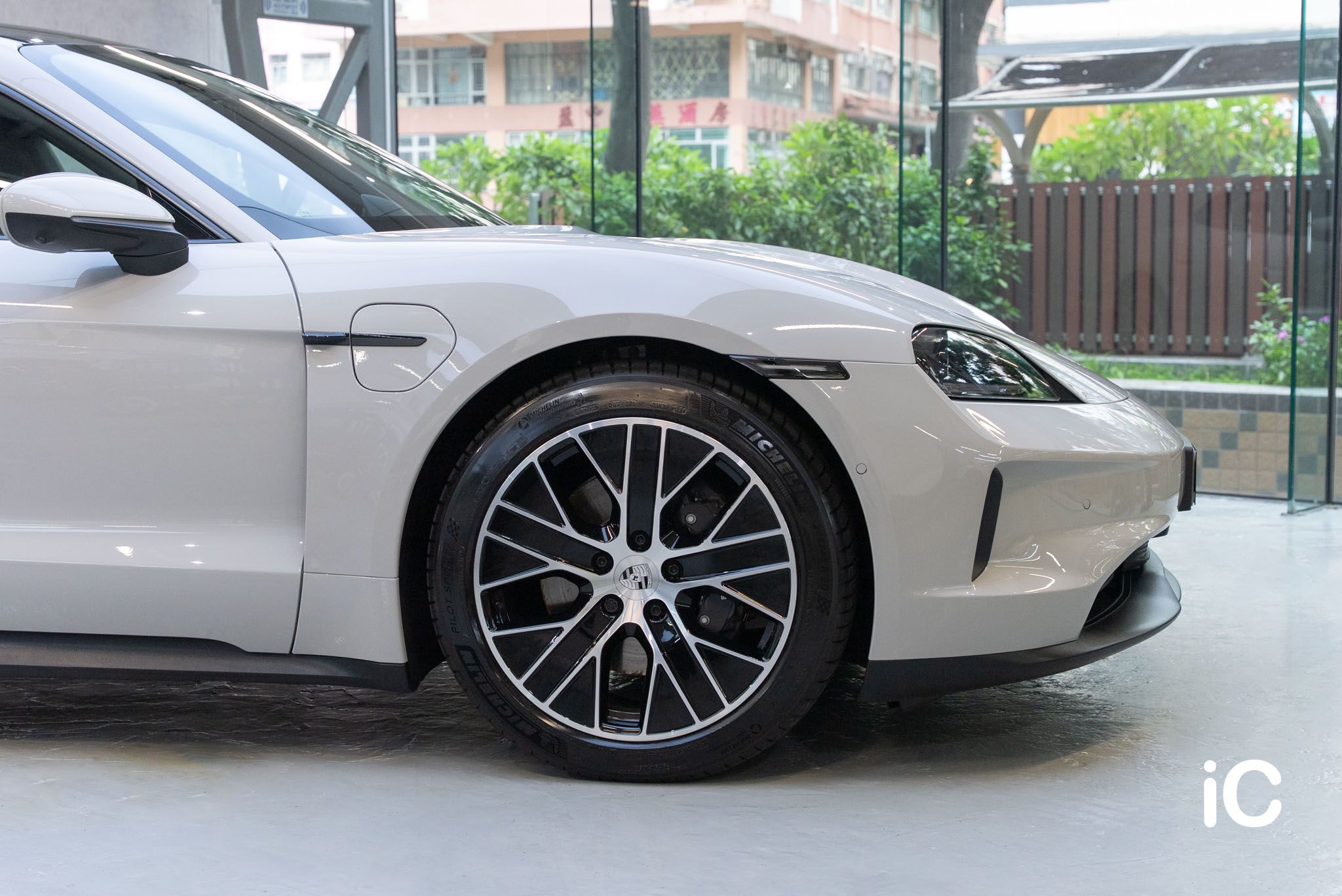 Porsche Taycan 透明 PPF 施工作品