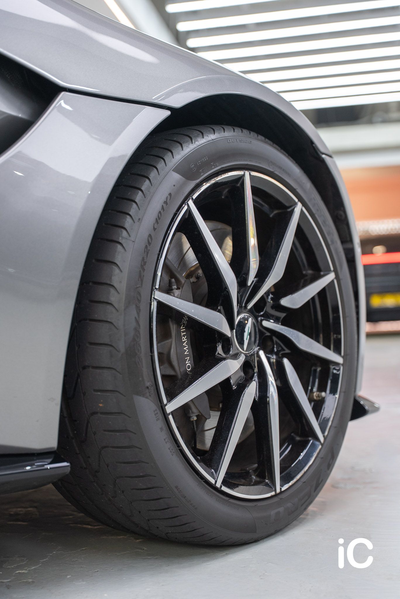 Aston Martin Vantage 透明 PPF 施工作品