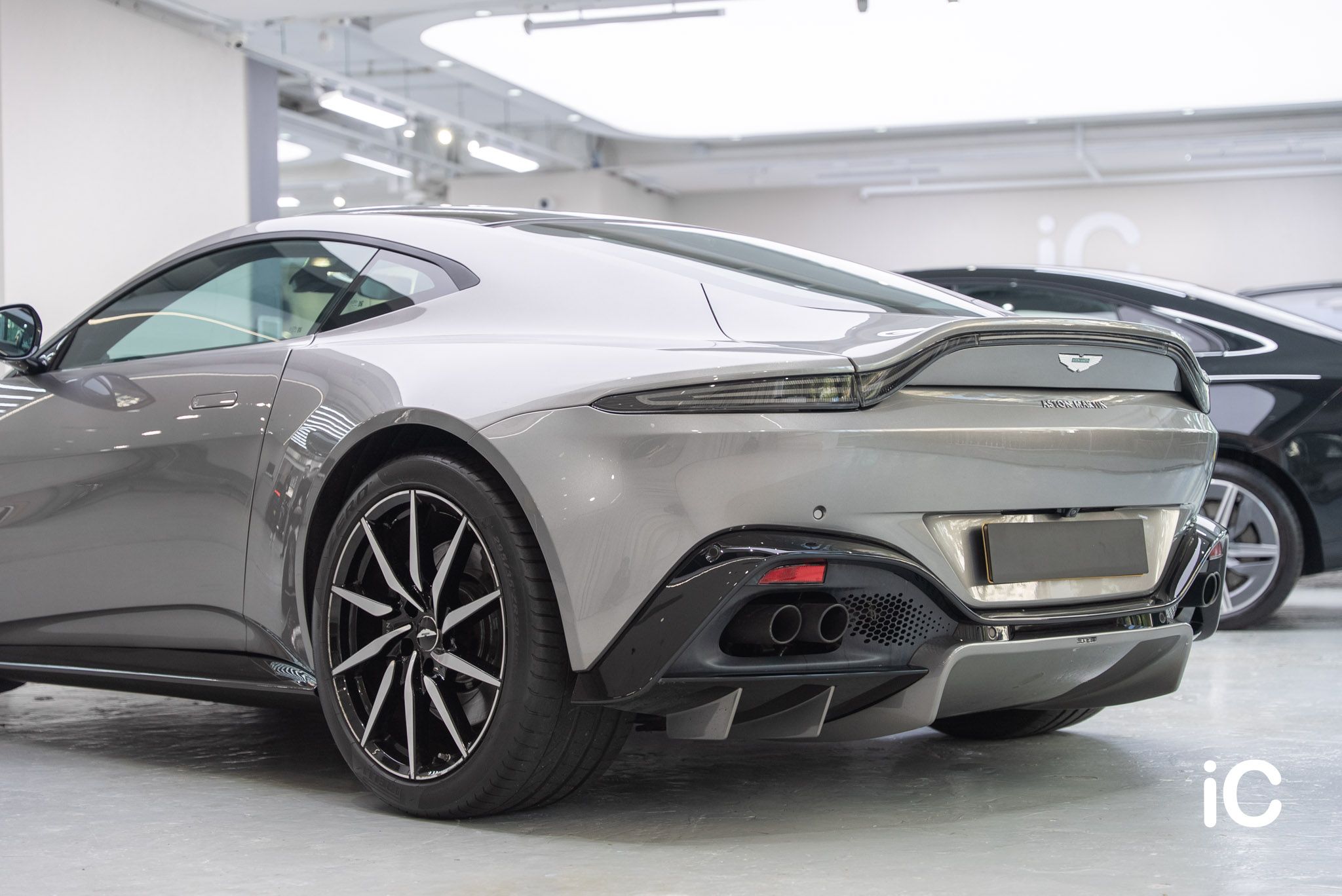 Aston Martin Vantage 透明 PPF 施工作品