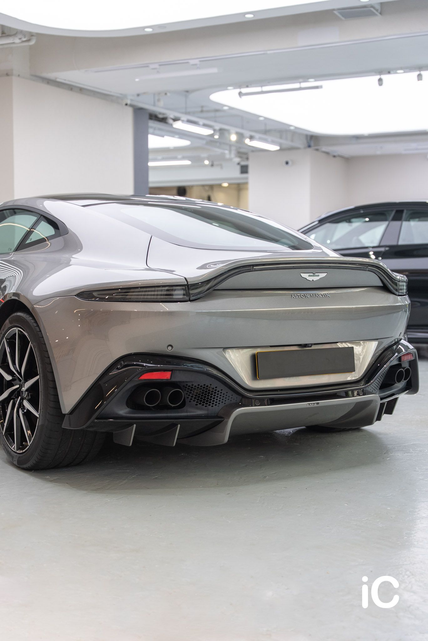 Aston Martin Vantage 透明 PPF 施工作品