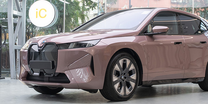 BMW iX Frozen Berry