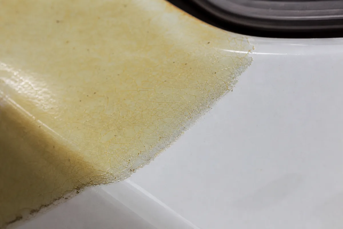 劣質PPF含PhH元素，受紫外線照射後逐漸黃化，在淺色車身上尤為明顯